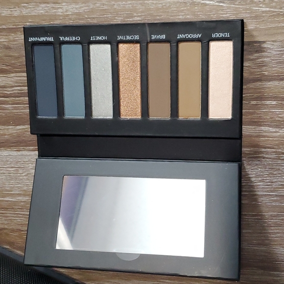 Younique Moodstruck Addiction Shadow Palette 4 - Picture 2 of 4